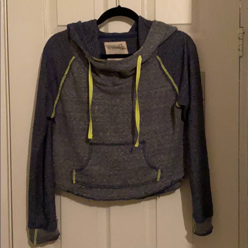 Free people blue distressed crop hoodie size XS